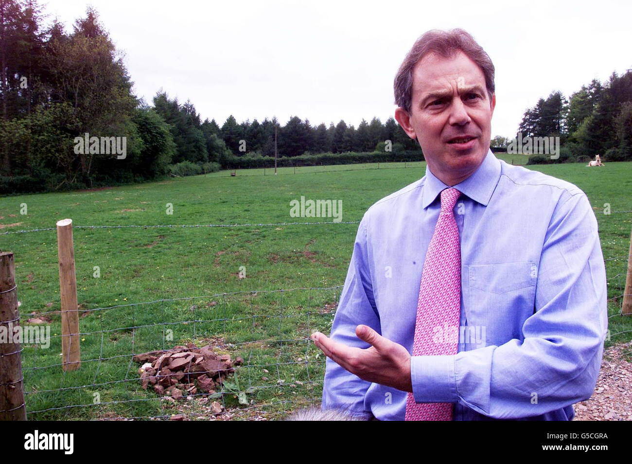 Il primo ministro britannico Tony Blair dopo aver aperto ufficialmente il Forest Bookshop a Coleford, la Foresta di Dean durante la sua campagna elettorale per le elezioni generali del 7 giugno. Foto Stock