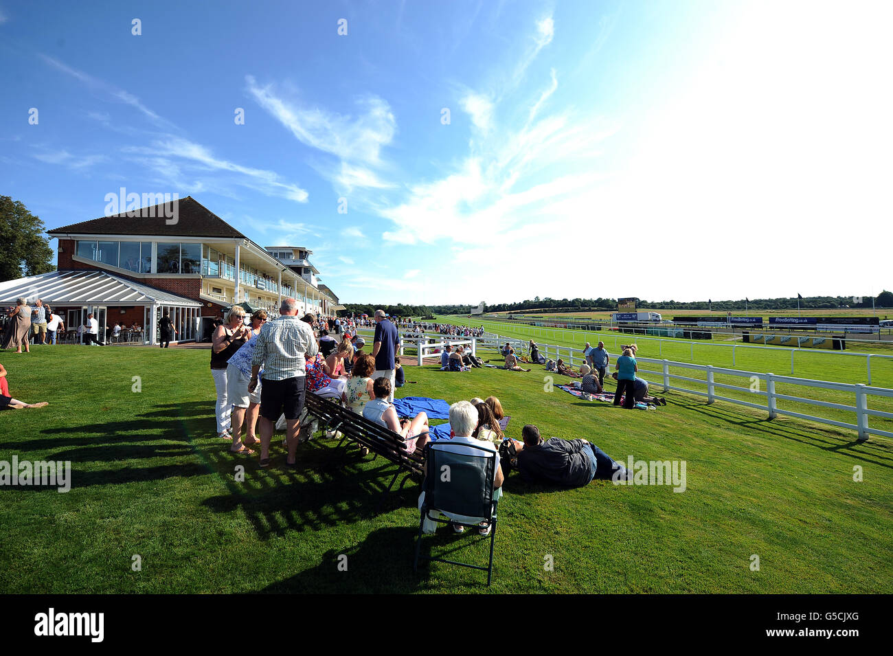 Corse ippiche - Race and Music Night - Ippodromo di Lingfield Park. I Racegoers godono il sole al Lingfield Park. Foto Stock