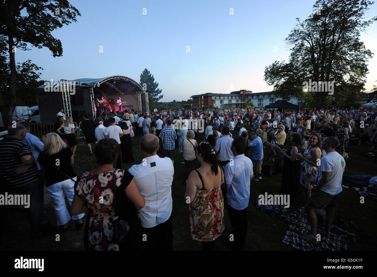 Corse di cavalli - Notte di corsa e Musica - Ippodromo di Lingfield Park. I Beatles Bootleg! Spettacolo al Lingfield Park Foto Stock