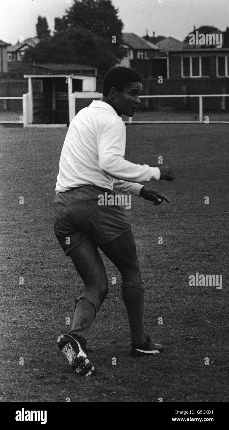 Coppa del mondo 1966 Eusebio Ferreria. Il Portogallo Eusebio Ferreira al campo di allenamento delle squadre durante la Coppa del mondo 1966. Foto Stock
