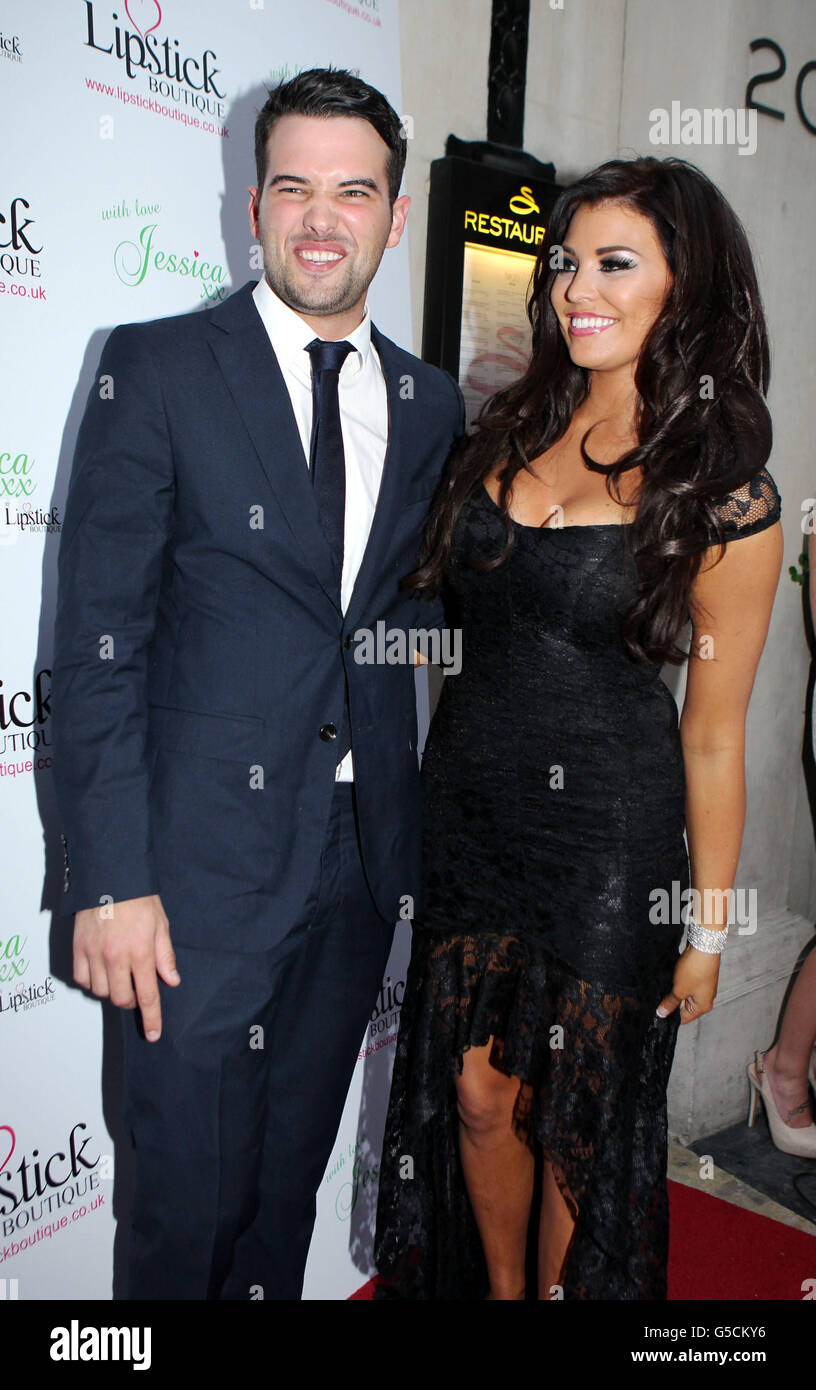 L'unico modo è Jessica Wright di Essex, con il suo ragazzo Ricky Rayment, arriva al Soho Sanctum Hotel nel centro di Londra per il lancio della sua collezione di moda per Lipstick Boutique. Foto Stock