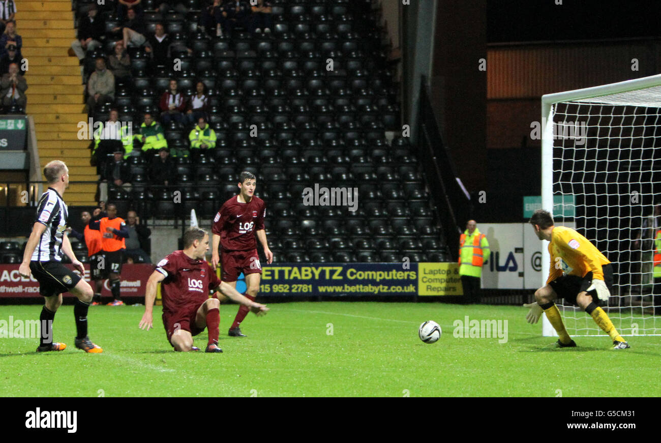 Ian Bishop della contea di Notts (a sinistra) segna il suo secondo gol della partita durante la partita di Npower League One a Meadow Lane, Nottingham. Foto Stock Ian Bishop della contea di Notts (a sinistra) segna il suo secondo gol della partita durante la partita di Npower League One a Meadow Lane, Nottingham. Foto Stock