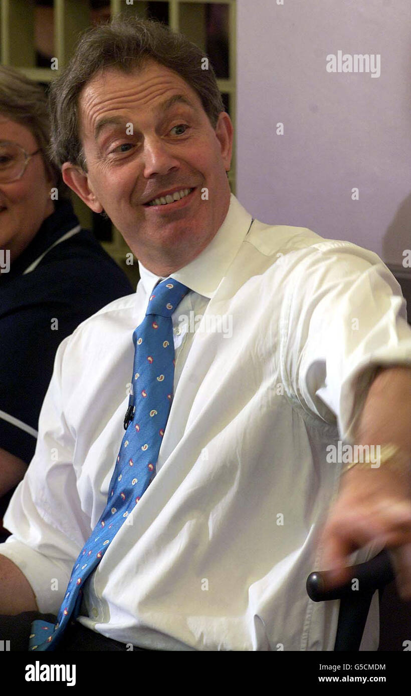 Il primo Ministro Tony Blair visita l'Hemel Hempstead General Hospital, Hertfordshire, in vista delle elezioni generali del 7 giugno. Il primo Ministro Blair ha affrontato una serie di reclami da parte degli infermieri sul costo della vita. * è stato affrontato sui costi dell'alloggio e dell'assistenza all'infanzia, sui differenziali retributivi, sui salari migliori in altri paesi e sulla carenza di personale. Blair ha affermato che il governo ha recentemente introdotto misure per aiutare infermieri, polizia e insegnanti in settori ad alto costo. Vedere la storia PA ELEZIONE Blair Hospital. Foto del PA: Sean Dempsey. Foto Stock