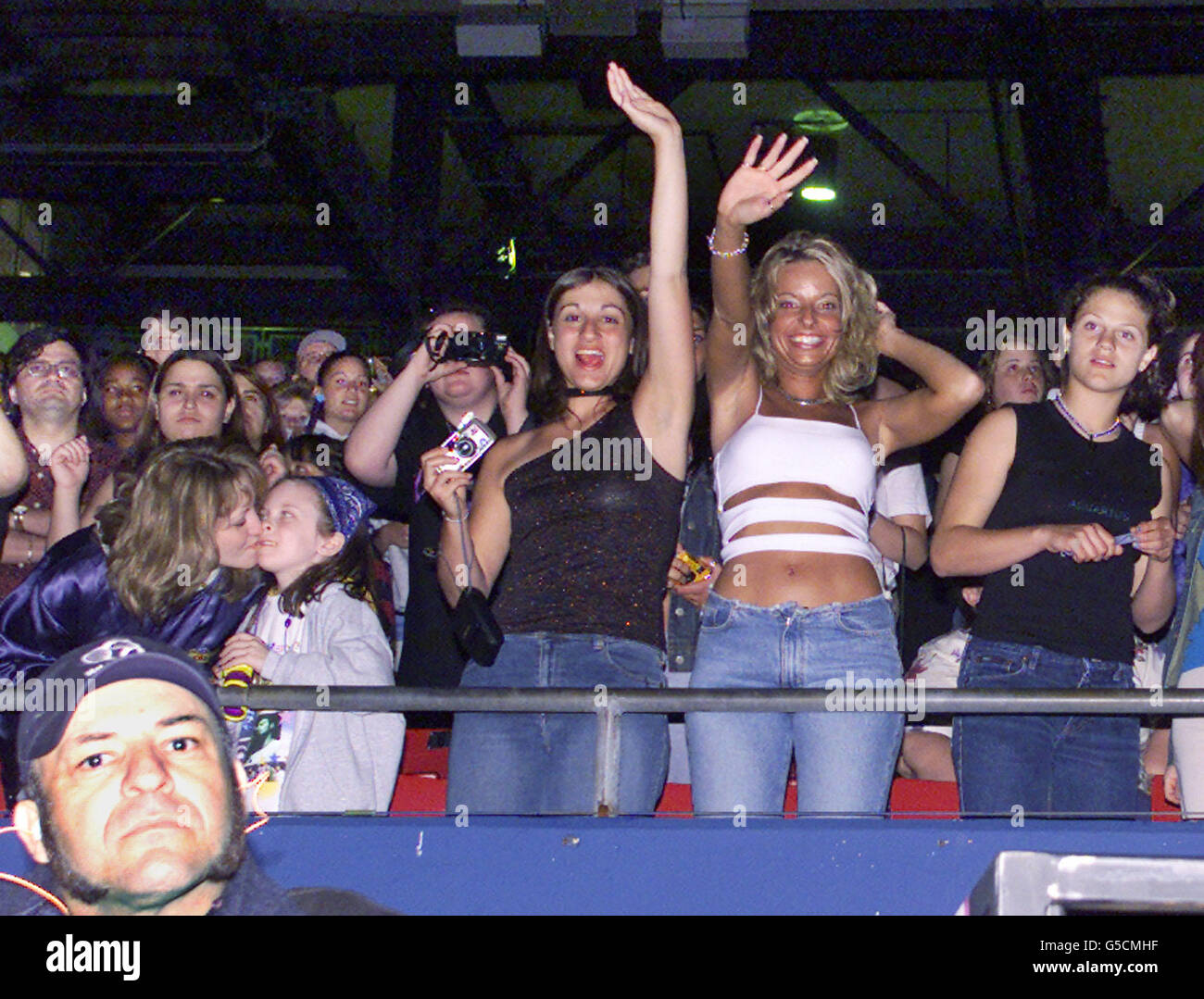 I fan reagiscono durante l'atto di apertura del concerto NSYNC presso il Giants Stadium di East Rutherford, New Jersey, il 3 giugno 2001. Foto Stock