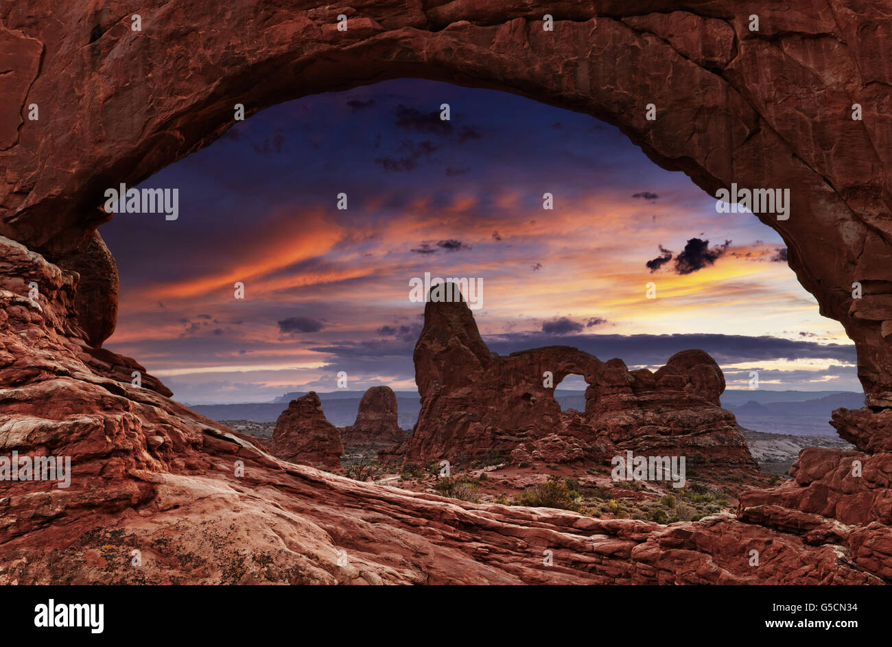 Finestra del nord Arco e Arco della torretta al tramonto, il Parco Nazionale di Arches, Utah, Stati Uniti d'America Foto Stock