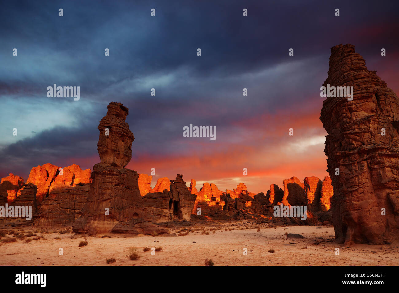 Drammatica sunrise nel deserto del Sahara, del Tassili N'Ajjer, Algeria Foto Stock