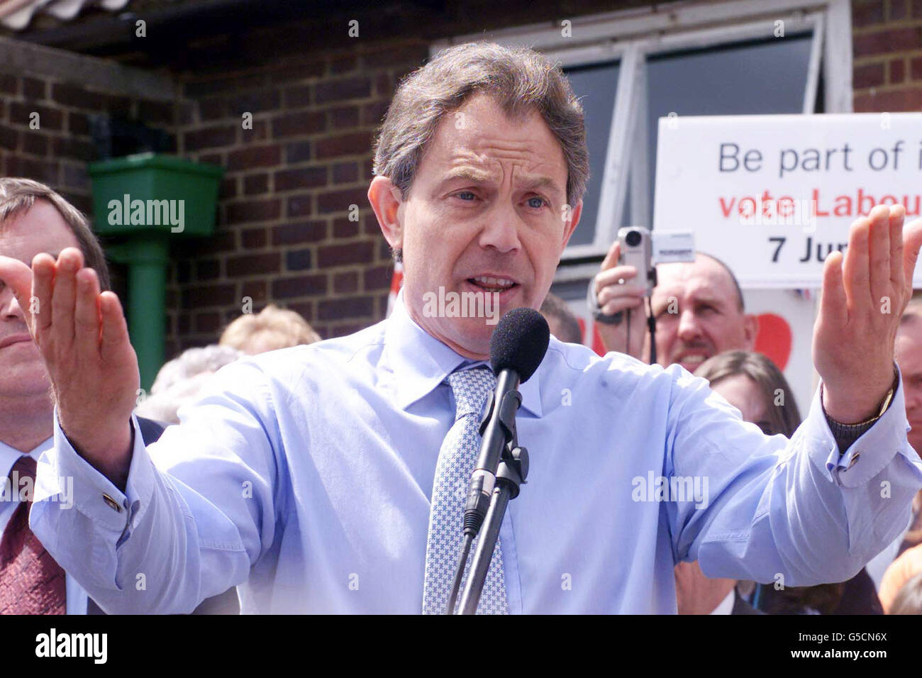 Il primo ministro britannico Tony Blair è sulla scia della campagna elettorale generale a Twyndall, nei pressi di Gillingham nel Kent. Foto Stock