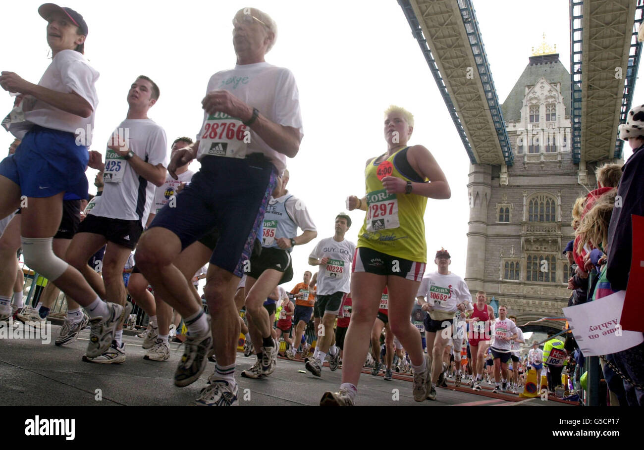 Concorrenti della Maratona di Londra del 2001, i cui 30,000 corridori includevano il campione olimpico Sir Steven Redgrave e l'ex campione di boxe Frank Bruno. L'odyssey di 26 miglia ha cominciato da Blackheath ed è stato vinto da Abdelkader El Mouaziz. * ...del Marocco. Foto Stock