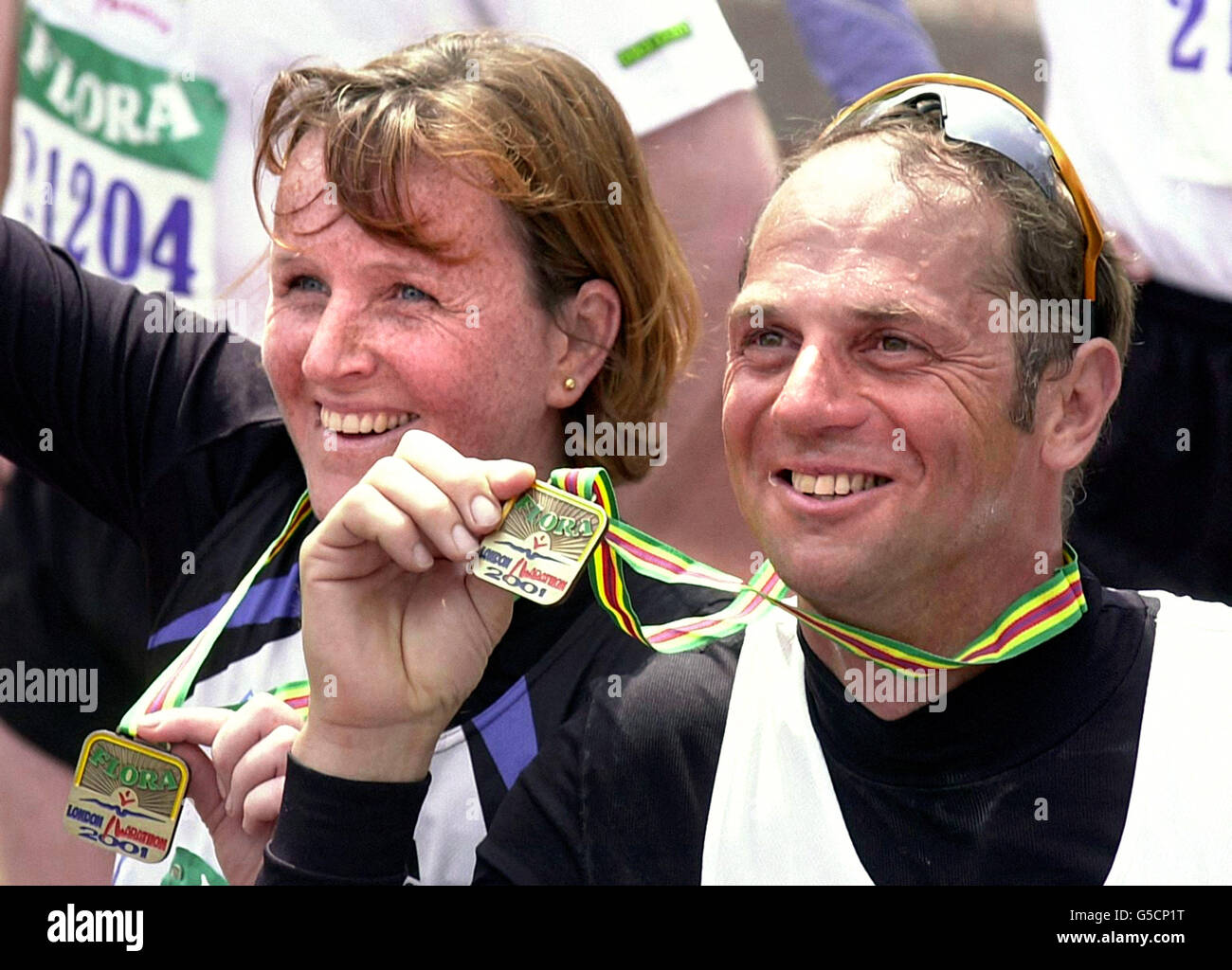 Il campione olimpico Sir Steven Redgrave con sua moglie Ann dopo che la coppia ha gareggiato nella maratona di Londra di quest'anno. 30,000 corridori tra cui l'ex campione di pugilato Frank Bruno, hanno iniziato l'odyssey 26 miglia in condizioni fredde. Foto Stock