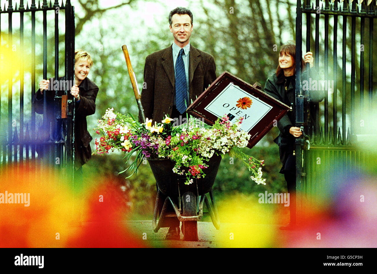 Gli espositori aprono le porte del parco a Tatton Park a Cheshire mentre il boss del parco Brendon Flanagan porta in fiore le fioriture di primavera in modo che il lavoro possa iniziare per questi anni il Royal Horticultural Society Flower Show a Tatton Park a Cheshire. Foto Stock