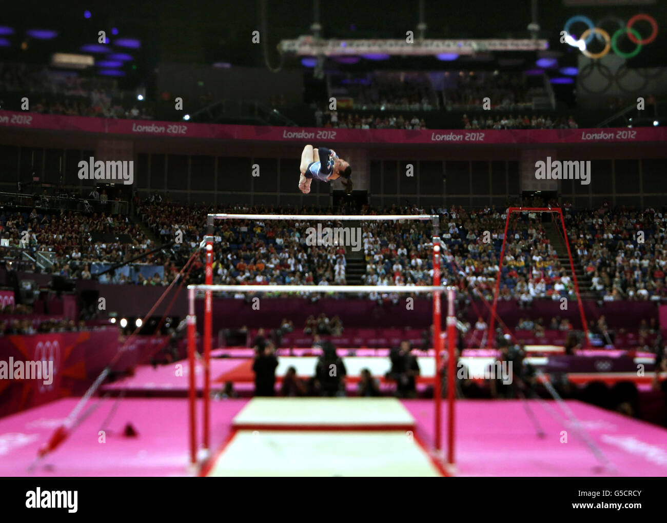 FOTO SCATTATA CON UN OBIETTIVO TILT AND SHIFT: Beth Tweddle della Gran Bretagna compete nella finale delle Women's Unifled Bar, a North Greenwich Arena, Londra durante il giorno 10 delle Olimpiadi di Londra del 2012. PREMERE ASSOCIAZIONE foto. Data immagine: Lunedì 6 agosto 2012. Vedere PA storia OLIMPIADI Ginnastica artistica. Il credito fotografico dovrebbe essere: Anthony Devlin/PA Wire. Foto Stock