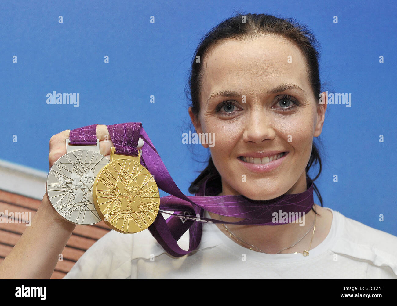 La grande Britannia Vidctoria Pendleton con le sue medaglie d'oro e d'argento alla casa del Team GB a Londra dopo l'ultimo giorno della pista ciclabile nel velodromo. Foto Stock
