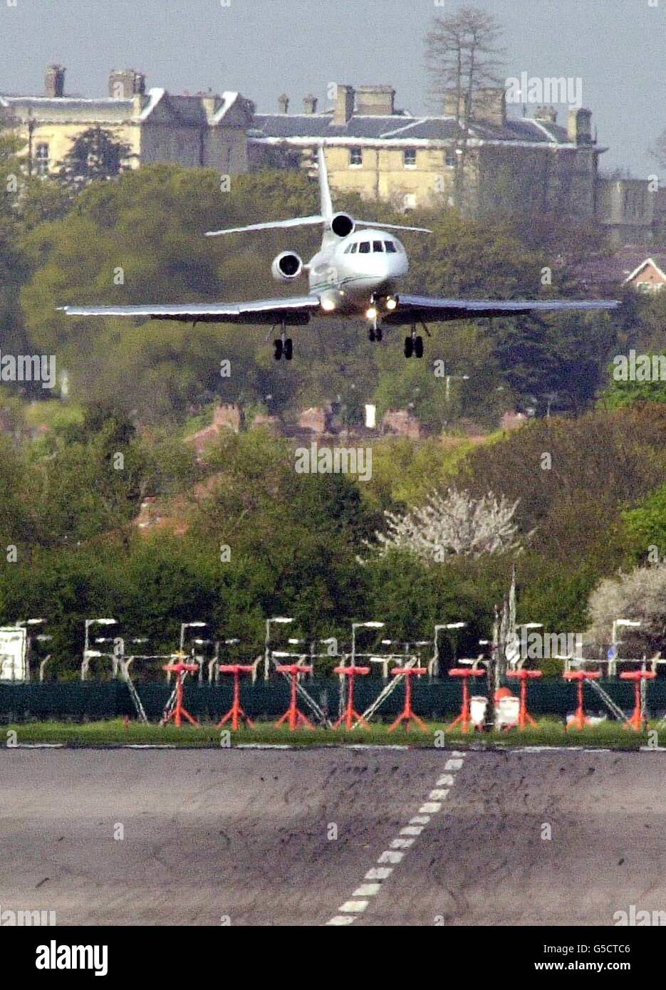 L'aereo che porta il Great Train Robber Ronnie Biggs atterra a RAF Northolt, West London. È stato arrestato alle 9.05 sotto un mandato per essere stato illegalmente a largo 20 minuti dopo il ritorno in Gran Bretagna. * gli ufficiali della polizia metropolitana hanno arrestato Biggs a RAF Northolt dove ha volato dentro in un getto esecutivo privato alle 8:45. Foto Stock