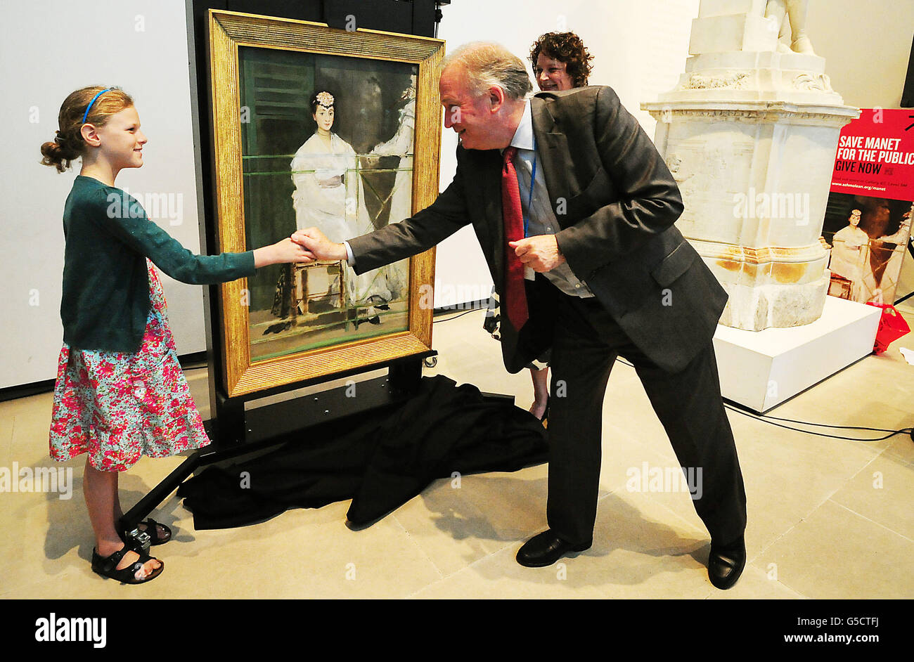 La direttrice del Museo Ashmolean Dr Christopher Brown si congratula con il donatore Mara Hirsh, 11 anni, dopo aver svelato al Museo Ashmolean di Oxford il Ritratto di Mademoiselle Claus di Edouard Manet. Foto Stock