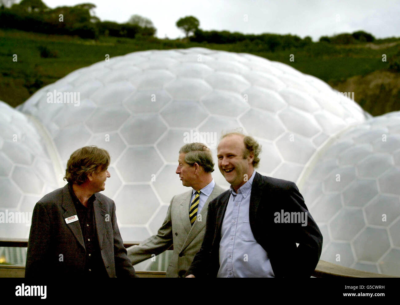 Il Principe del Galles (centro) con Martin Miles - Project Director (a sinistra) e Tim Smit - Chief Executive di fronte ai Biomes durante la sua visita all'Eden Project a Bodelva, Cornovaglia. Foto Stock