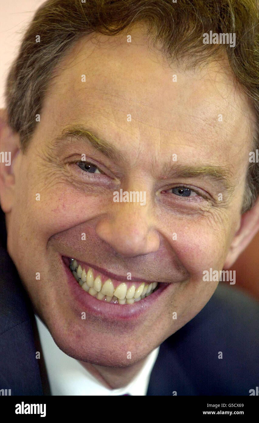 Il primo ministro britannico Tony Blair durante una visita a Robin Hood Junior e alla scuola infantile Hall Green, Birmingham. Blair ha lanciato il manifesto elettorale generale del Partito laburista. Foto Stock