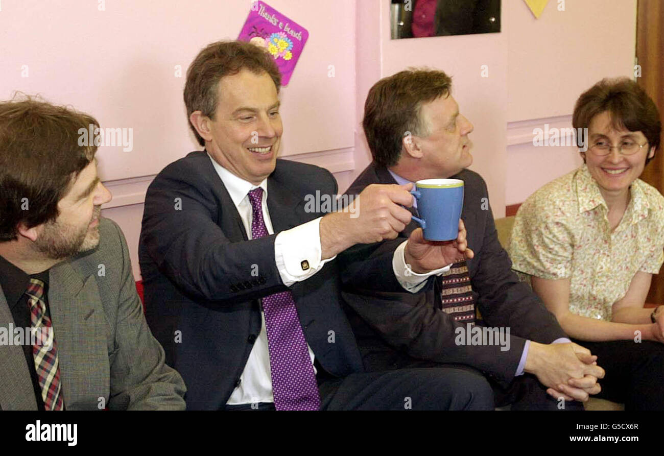 Il primo ministro britannico Tony Blair ispeziona una tazza di tè, durante una visita a Robin Hood Junior e alla scuola infantile Hall Green, Birmingham. Blair ha lanciato il manifesto elettorale generale del Partito laburista. Foto Stock