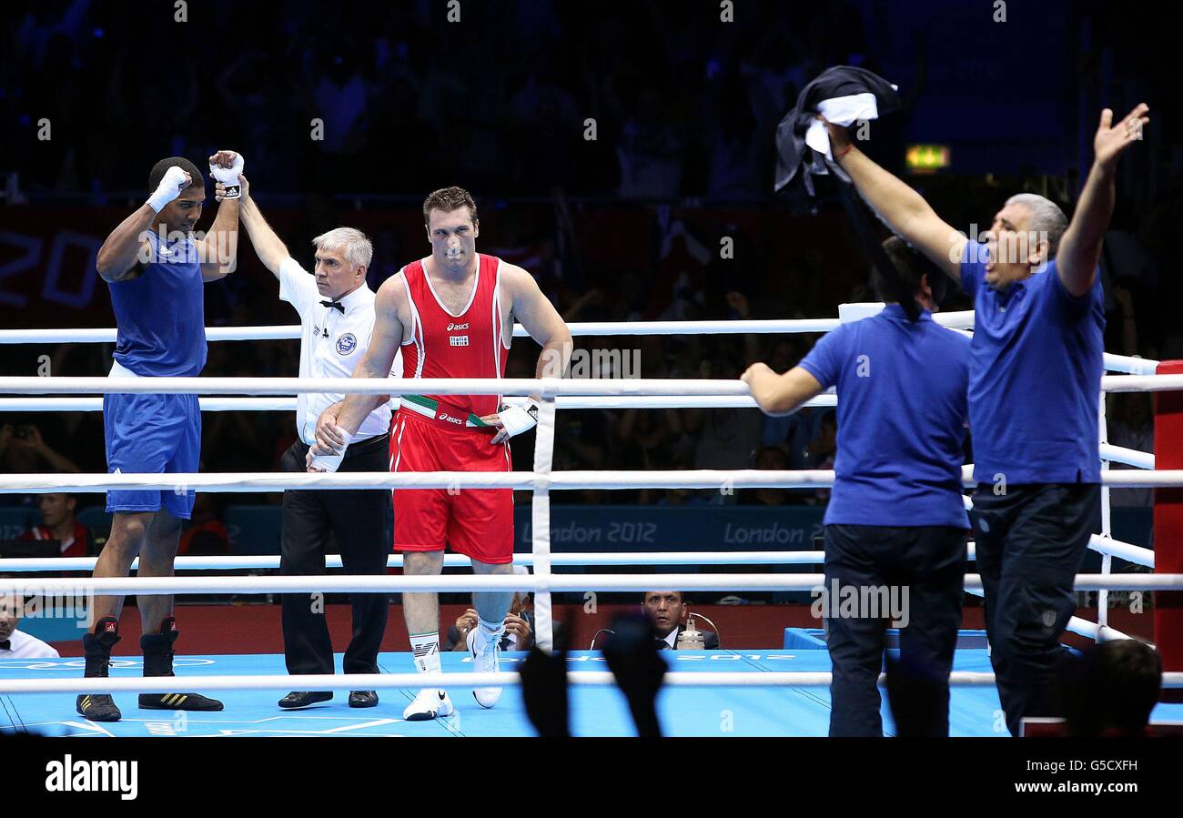 Anthony Joshua (a sinistra) vince contro Roberto Cammarelle in Italia nella finale maschile di Boxing Super Heavy (+91kg) all'Excel Arena, l'ultimo giorno delle Olimpiadi di Londra 2012. Foto Stock