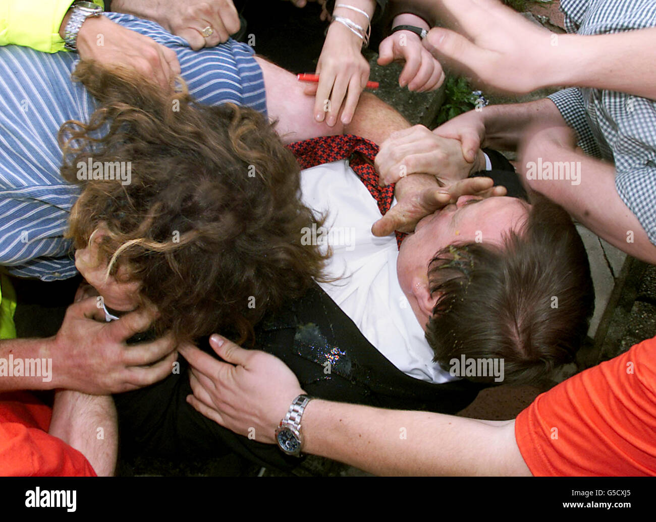 John Prescott circondato dai manifestanti Foto Stock