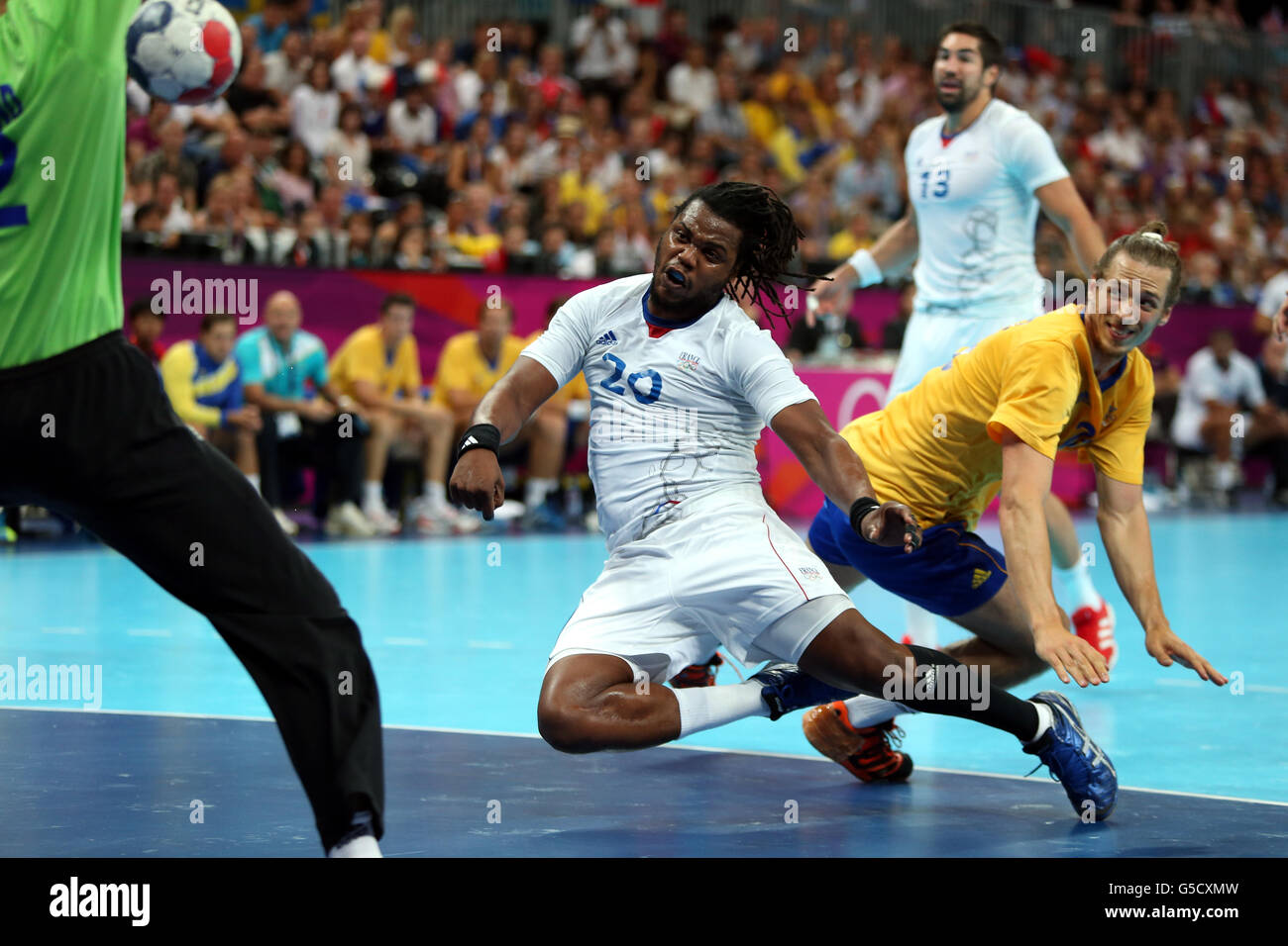 Cedric Sorhaindo segna per la Francia durante la medaglia d'oro del concorso Men's Handball presso la Copper Box Handball Arena di Londra. Foto Stock