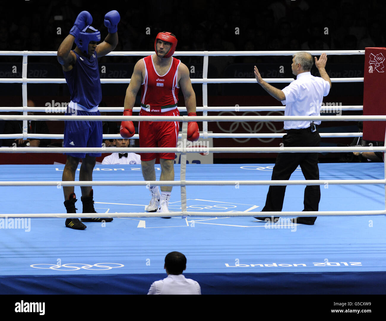 Anthony Joshua (a sinistra) della Gran Bretagna celebra la sua vittoria contro Roberto Cammarelle in Italia nella finale Men's Boxing Super Heavy (+91 kg) alla Excel Arena, nell'ultimo giorno delle Olimpiadi di Londra del 2012. Foto Stock