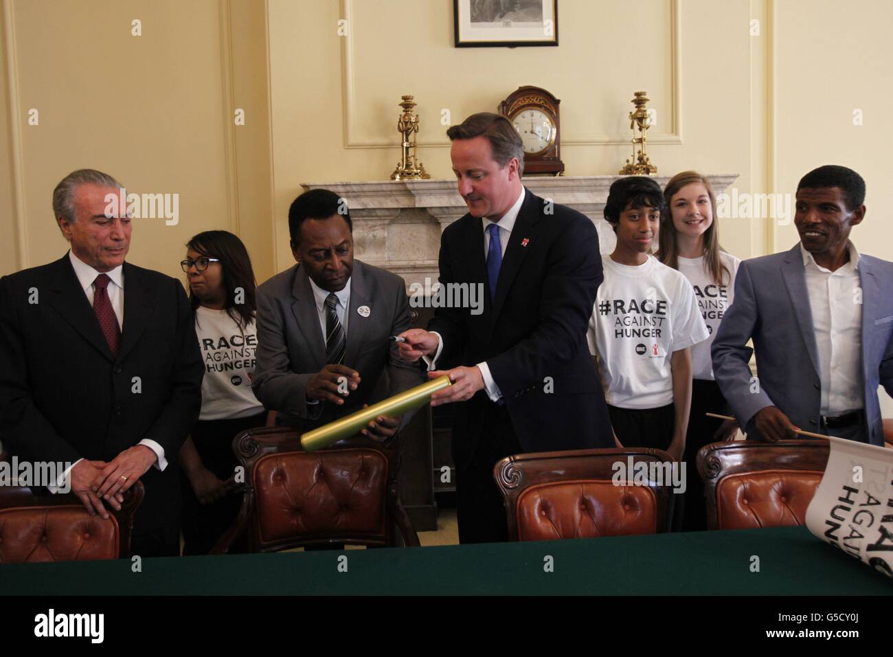 Da sinistra a destra. Vicepresidente del Brasile Michel Temer, leggenda del calcio brasiliana Edson Arantes do Nascimento 'Pele', primo ministro David Cameron, leggenda della corsa etiope Haile Gebrselassie con i giovani durante il 'vertice della fame' fotocellula al 10 Downing Street a Londra. Foto Stock