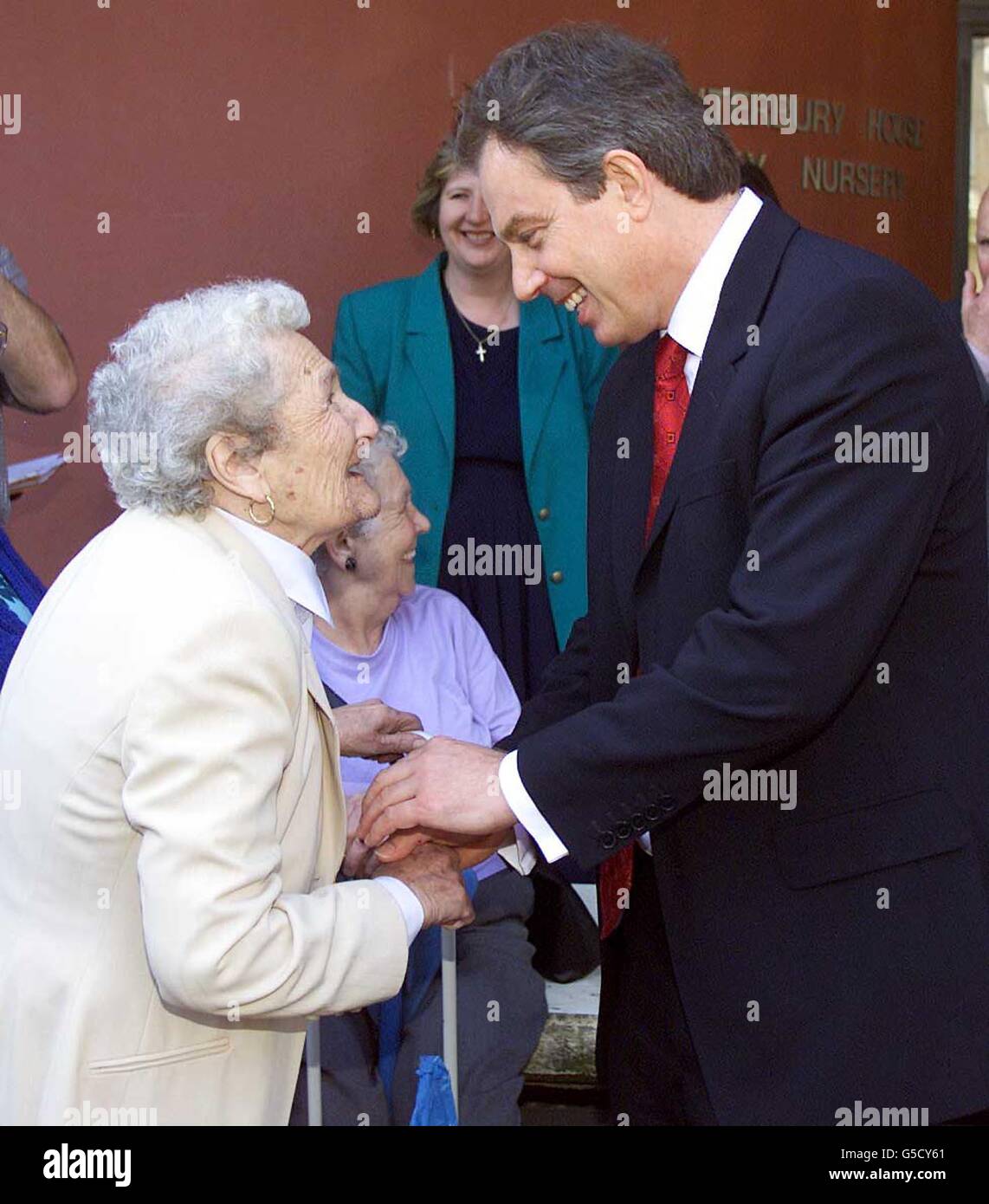 Il primo Ministro Tony Blair incontra una donna anziana, durante la sua visita al St Thomas's Hospital di Londra. Foto Stock