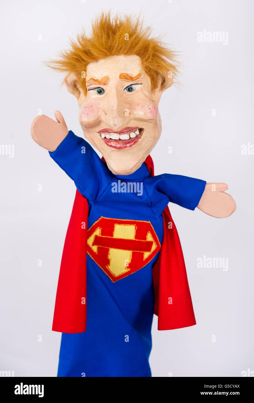 Il supereroe il burattino Prince Harry, che sarà protagonista di uno spettacolo modernizzato di Punch and Judy del canale comico GOLD, che sarà in tournée nel Regno Unito questo agosto. Foto Stock