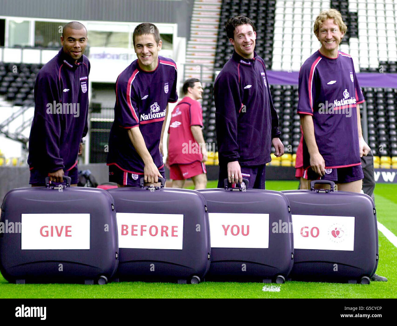 I calciatori inglesi (da sinistra) Ashley Cole, Joe Cole, Robbie Fowler e Ray Parlor lanciano la campagna "Give before You Go" del National Blood Service per garantire che le scorte di sangue restino a livelli sani questa estate, al Pride Park, Derby. Foto Stock
