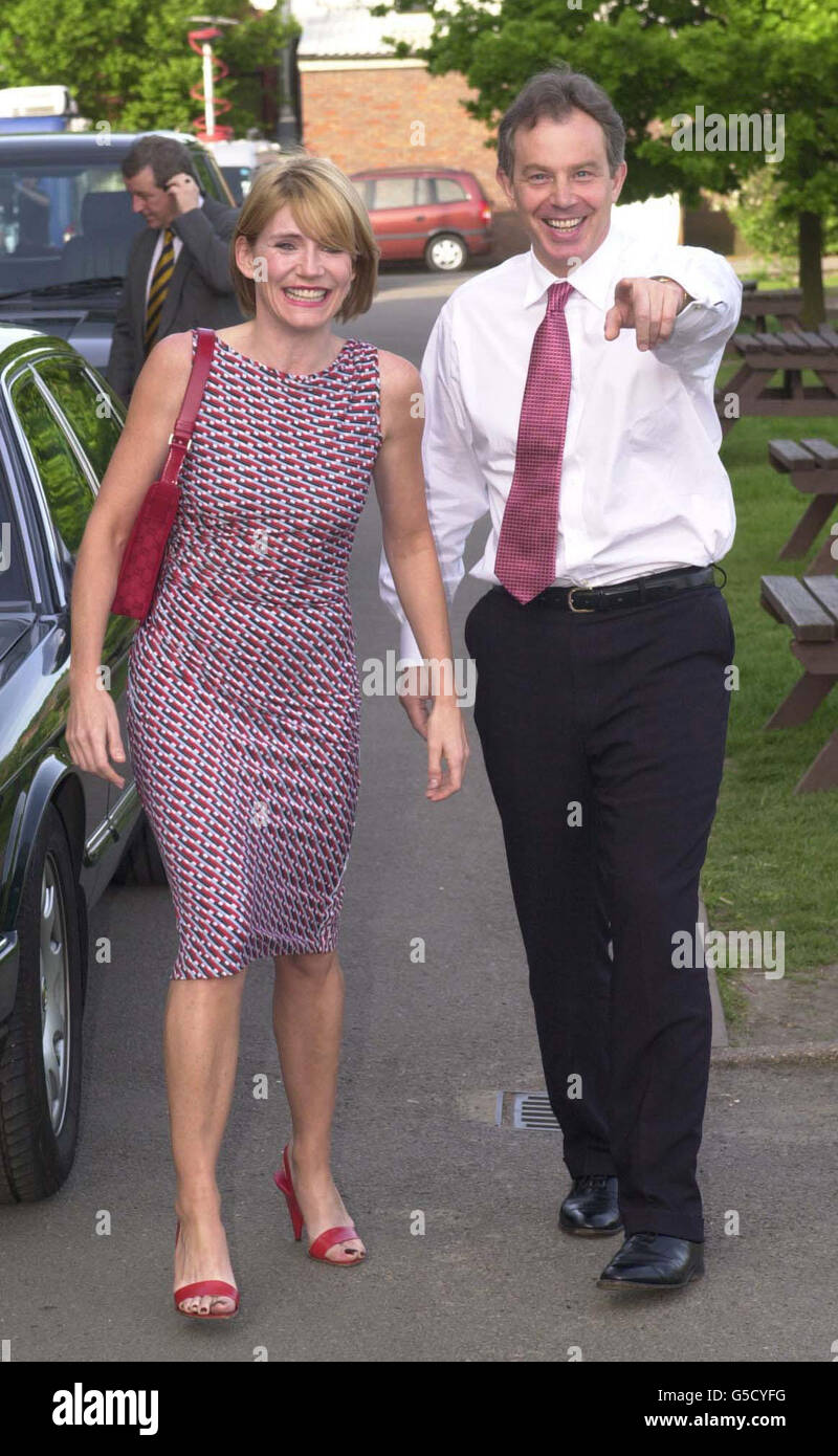 Il primo ministro Tony Blair e l'attrice Michelle Collins arrivano a Wimbledon, Londra, per una sessione di domande e risposte sulle questioni femminili. L'evento, di fronte a un pubblico invitato di tutte le donne, si svolge presso la scuola media di Wimbledon Chase. Foto Stock