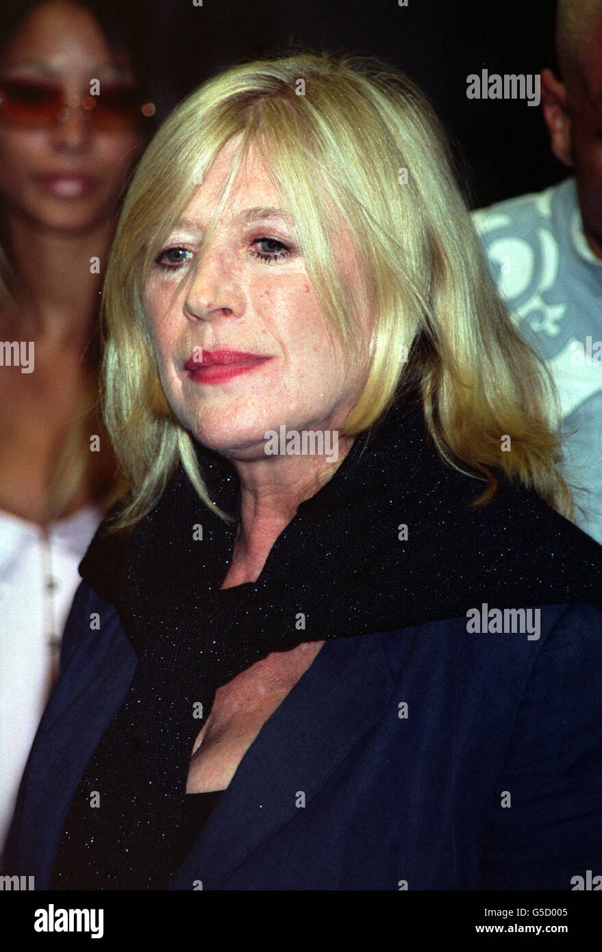 29 DICEMBRE: Marianne Faithfull arriva alla prima del film di Hollywood 'Blow' al cinema Warner Village di Londra. Foto Stock