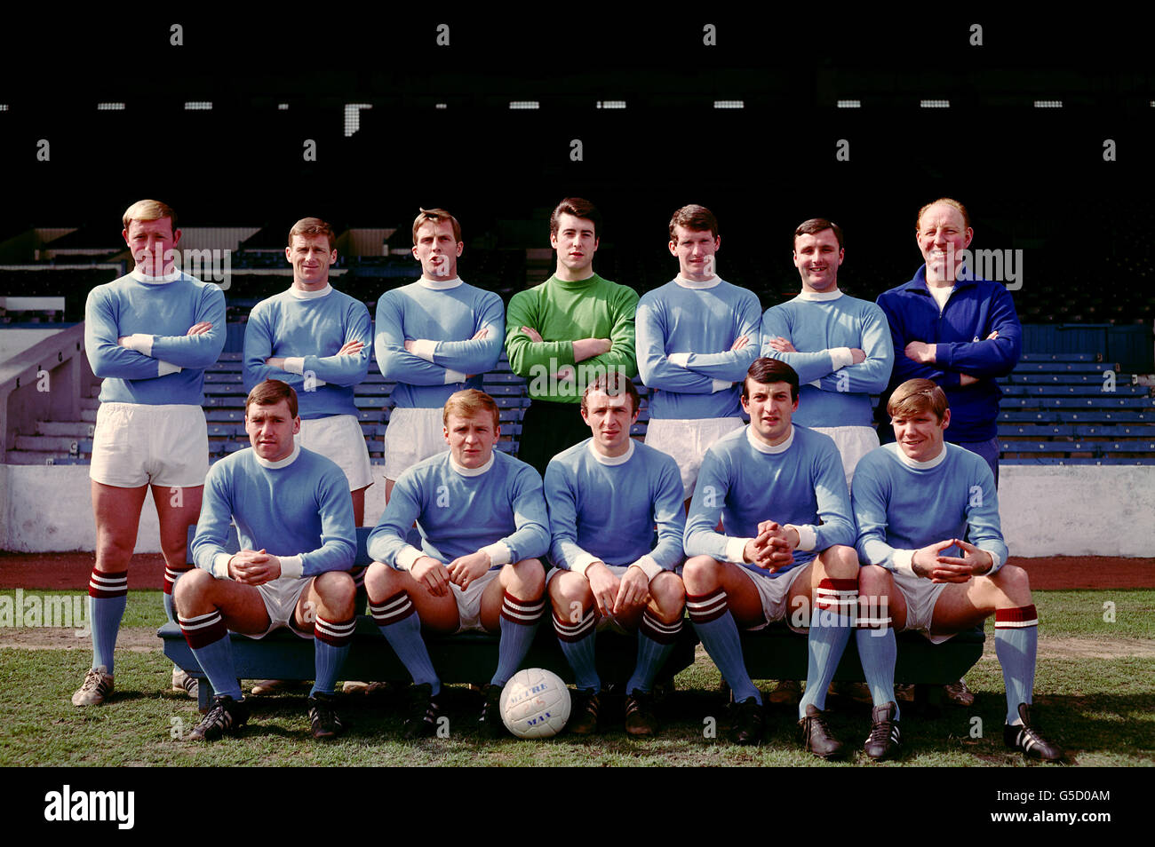 Champions League, Manchester City, gruppo di squadra. BACK ROW, l-r George Heslop, Tony Book, Alan Oakes, Ken Mulhern, Mike Doyle, Glyn Pardoe, Dave Ewing (allenatore). PRIMA FILA, l-r, Dave Connor, Francis Lee, Mike Summerbee, Neil Young, Tony Coleman Foto Stock