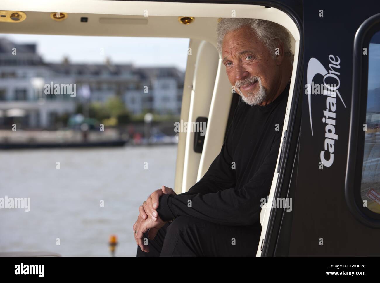 Sir Tom Jones si è aperto al V Festival al Weston Park Staffordshire nella sua esclusiva Capital One Aspire Helicopter da Battersea Heliport, Londra. Foto Stock