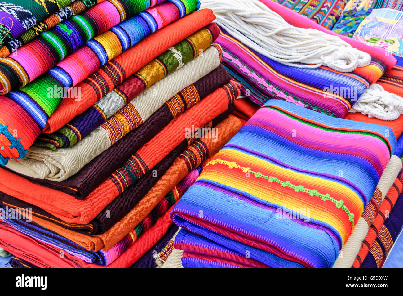 Tradizionale guatemalteco intrecciato tessili realizzati e venduti da Maya locali nei mercati in Guatemala Foto Stock