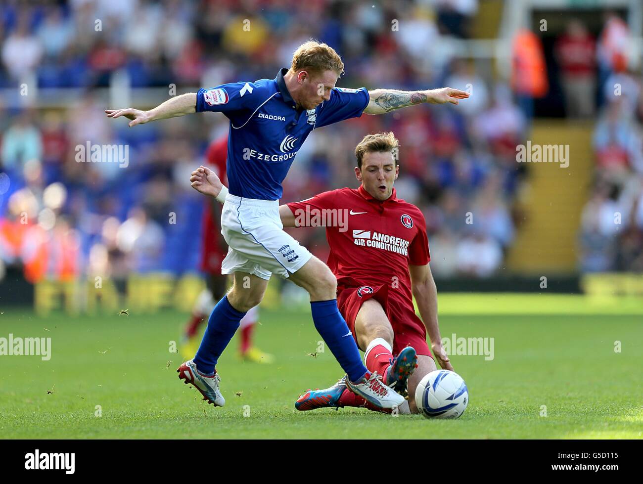 Calcio - Npower Football League Championship - Birmingham City / Charlton Athletic - St Andrews. Chris Burke (a sinistra) di Birmingham City e Dale Stephens di Charlton Athletic in azione Foto Stock