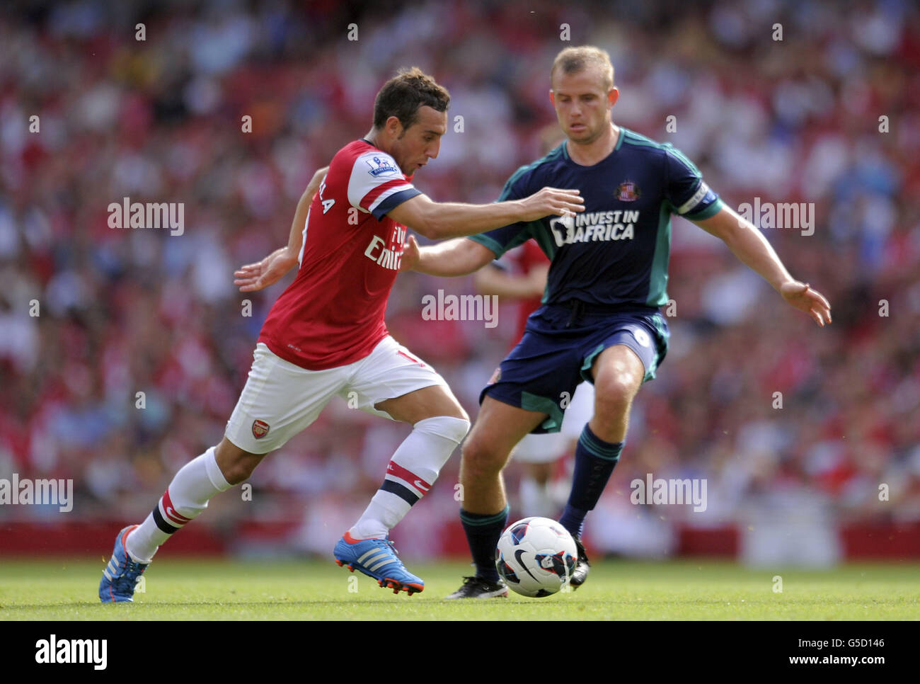 I Santi Cazorla dell'Arsenal (a sinistra) sono sfidati dai Lee Cattertalpa di Sunderland durante la partita della Barclays Premier League all'Emirates Stadium di Londra. Foto Stock