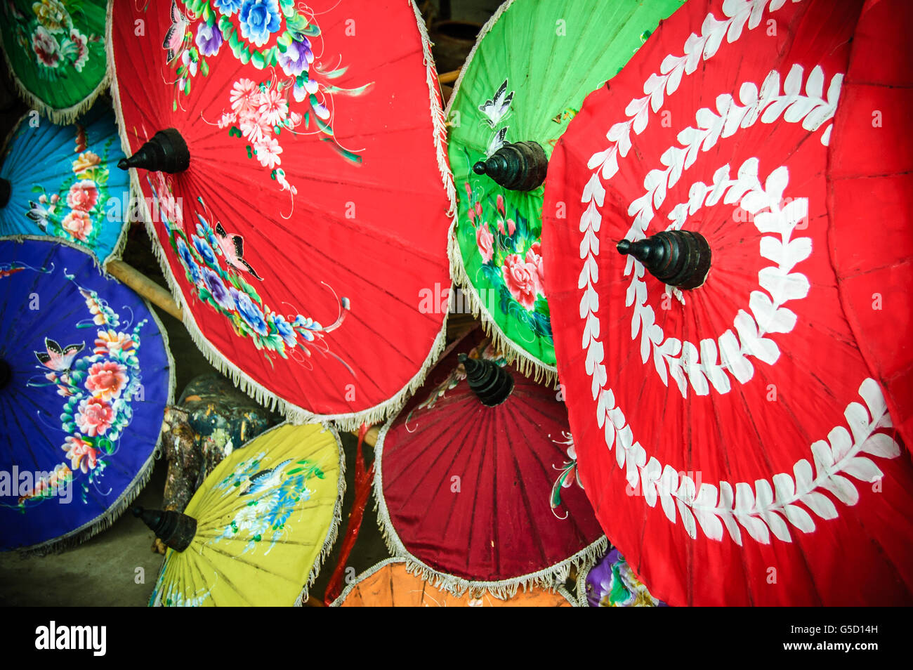 Fatti a mano tradizionale thai ombrelloni in Chiang Mai Thailandia del Nord Foto Stock