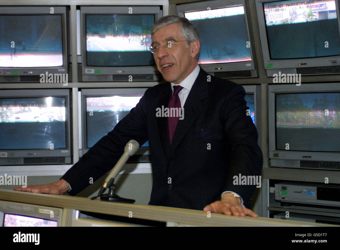 Il segretario di casa Jack Straw svela i piani per abbattere i baroni del crimine presso il municipio di Hammersmith, a Londra ovest. Il lavoro vuole raddoppiare la quantità di beni sequestrati dai baroni criminali a 50 milioni all'anno e conferire nuovi poteri alla polizia e ai funzionari doganali. * ...per prendere denaro o proprietà da criminali prima che siano condannati, ha detto. Straw ha affermato che un nuovo governo laburista avrebbe fatto della lotta contro la criminalità organizzata legata alla droga una priorità assoluta, istituendo una nuova Agenzia per il recupero dei beni criminali. Foto Stock