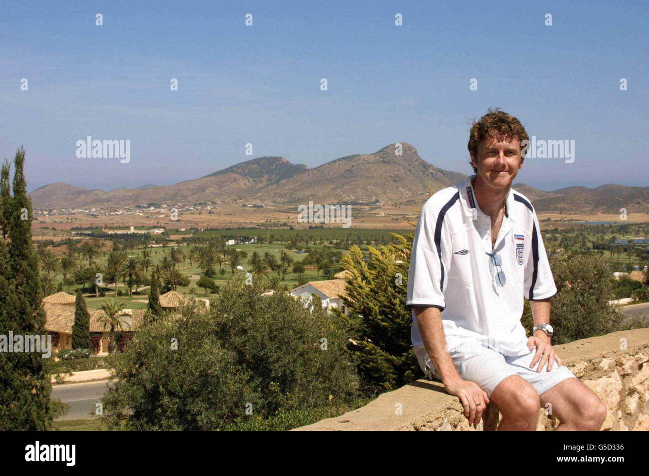 Il calciatore del Real Madrid e dell'Inghilterra Steve McManaman gode del sole che domina la Manga, Spagna dopo aver parlato con i media della partita dei Mondiali contro la Grecia ad Atene mercoledì. Foto Stock Il calciatore del Real Madrid e dell'Inghilterra Steve McManaman gode del sole che domina la Manga, Spagna dopo aver parlato con i media della partita dei Mondiali contro la Grecia ad Atene mercoledì. Foto Stock