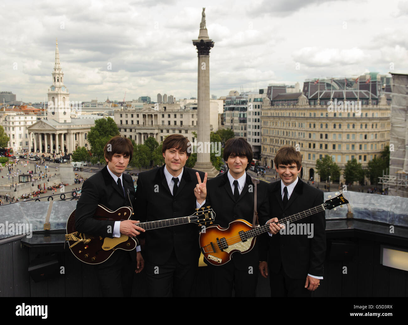 Cast membri del nuovo musical dei Beatles 'Let IT Be' (da sinistra a destra) Stephen Hill come George Harrison, Reuven Gershon come John Lennon, Emanuelle Angeletti come Paul McCartney e Gordon Elsmore come Ringo Starr ad una fotocellula al Trafalgar Hotel, centro di Londra. Foto Stock