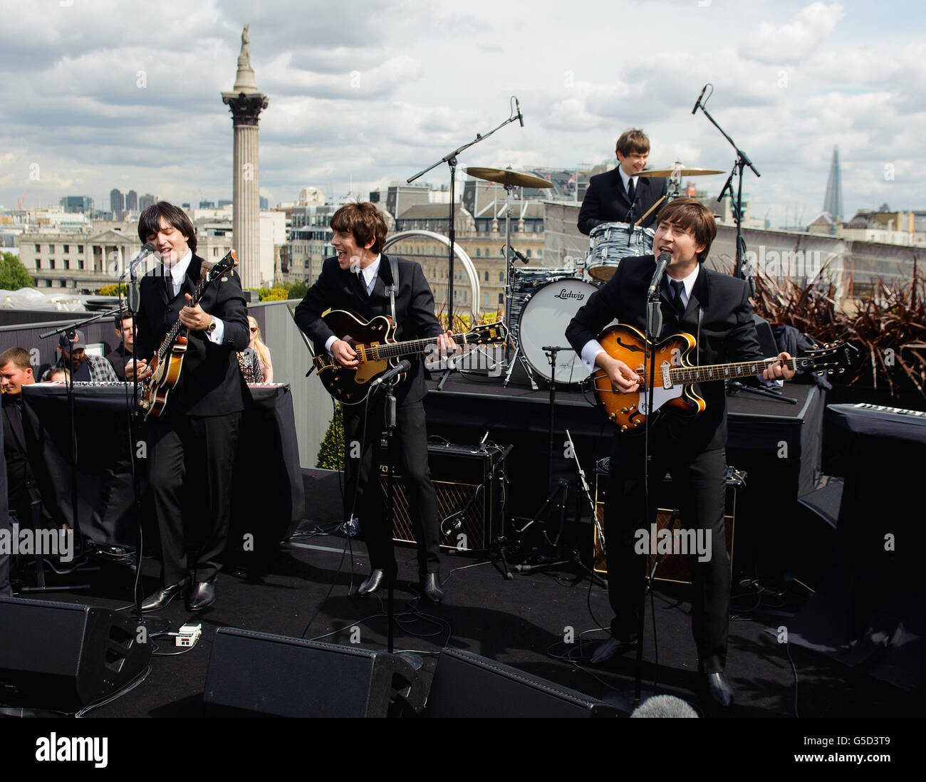 Cast membri del nuovo musical dei Beatles 'Let IT Be' (da sinistra a destra) Emanuelle Angeletti come Paul McCartney, Stephen Hill come George Harrison, Gordon Elsmore come Ringo Starr e Reuven Gershon come John Lennon esibirsi durante una fotocellula al Trafalgar Hotel, nel centro di Londra. Foto Stock