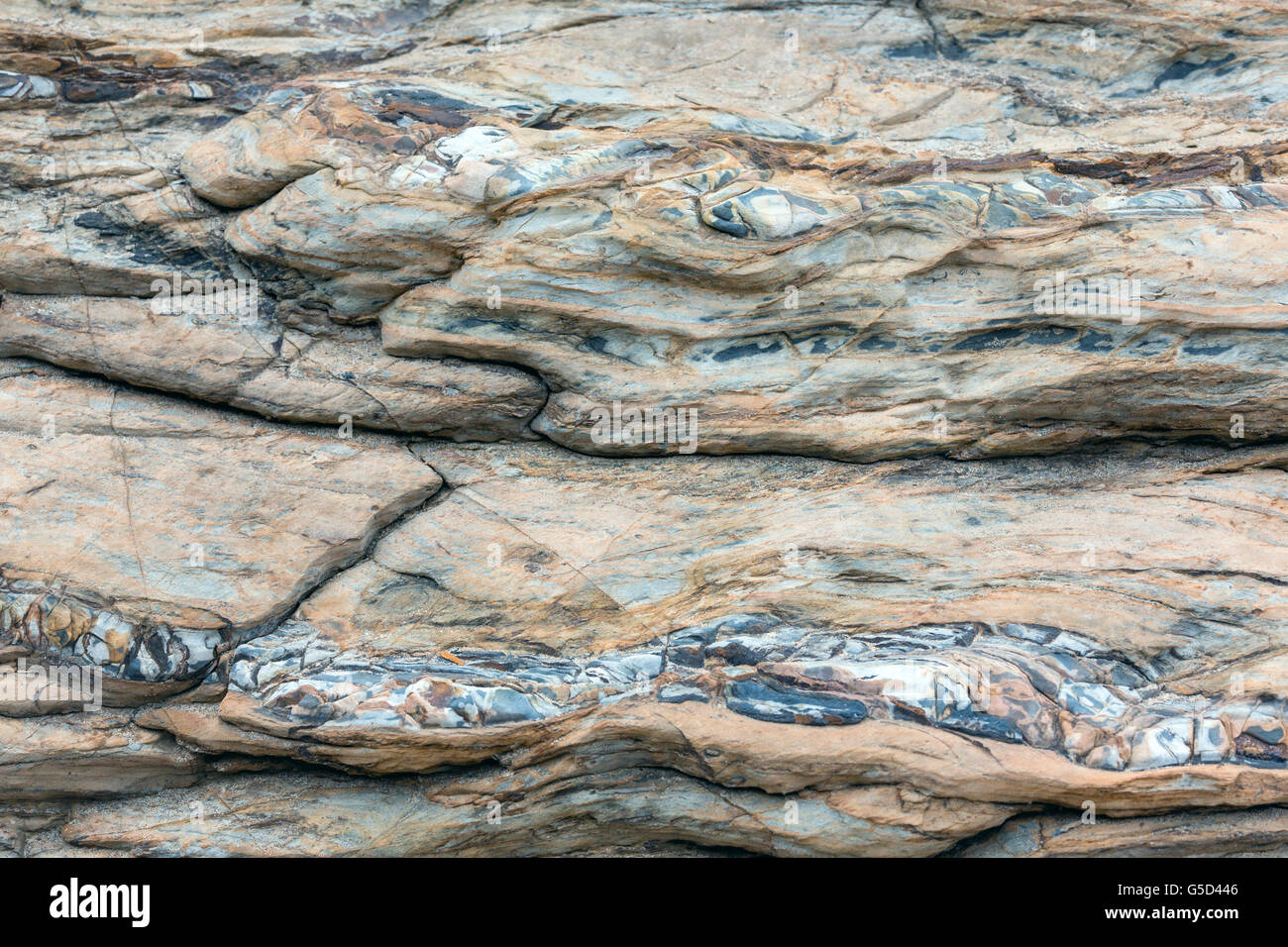 Parte del rock close up con impregnazione un altro multicolore materiale geologico in forma di serpente. La natura dello sfondo. Foto Stock
