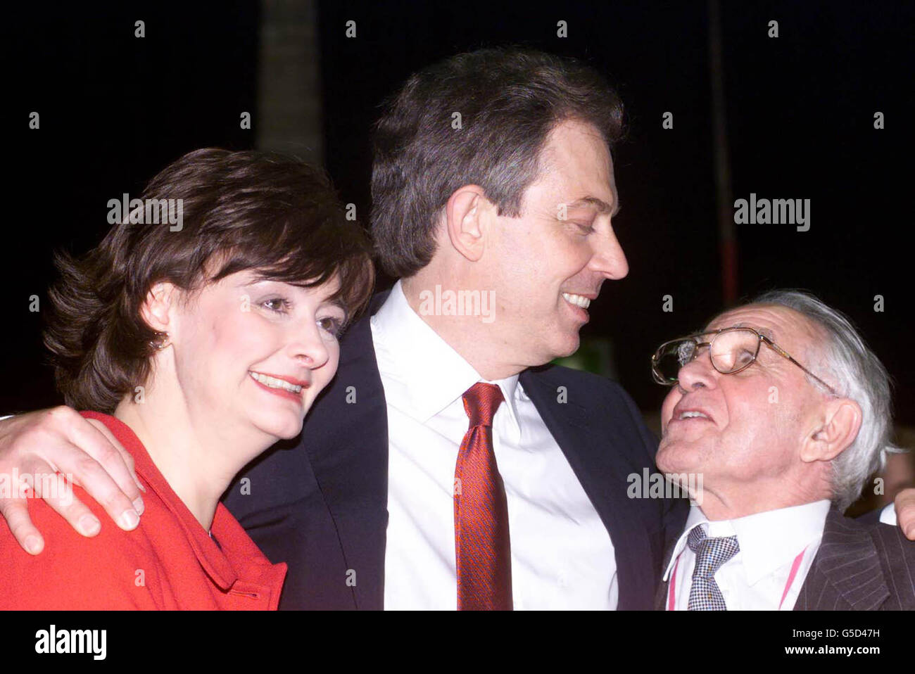 Il primo ministro britannico Tony Blair (al centro) dà alla moglie Cherie e al padre Leo un abbraccio dopo essere stato dichiarato vincitore del Constiguency di Sedgefield, al Newton Aycliffe Leisure Centre, per le elezioni generali del 2001. Foto Stock