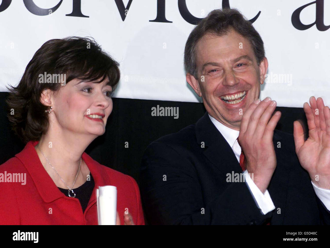 Il primo Ministro Tony Blair con sua moglie Cherie, dopo essere stato dichiarato vincitore della Constiuenza di Sedgefield al Newton Aycliffe Leisure Centre, per le elezioni generali del 2001. Foto Stock