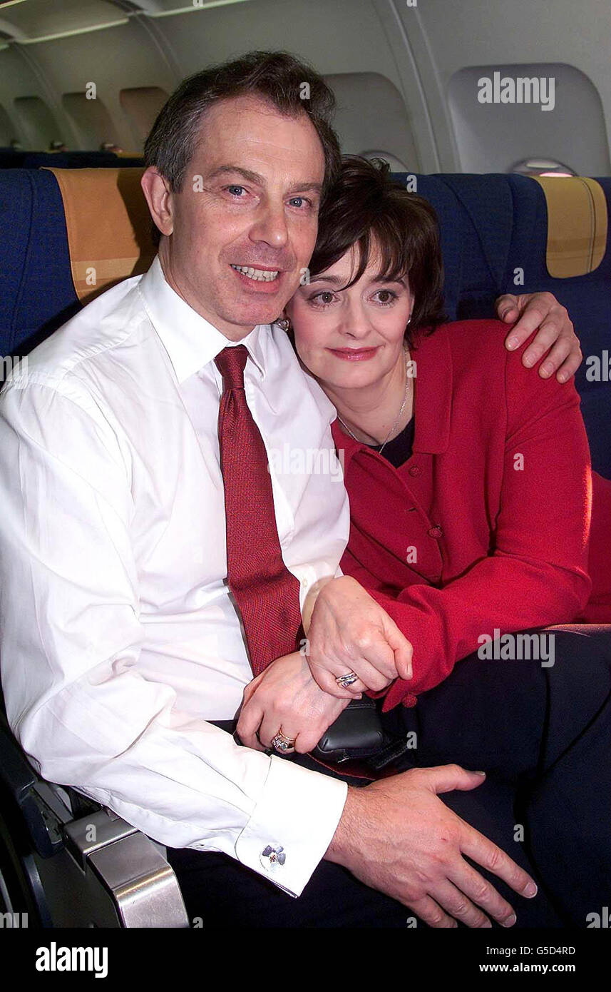 Il primo ministro Tony Blair dà un abbraccio alla moglie Cherie, sull'aereo di ritorno a Londra dopo essere stato dichiarato vincitore della costiguenza di Sedgefield al Newton Aycliffe Leisure Centre, per le elezioni generali del 2001. * il Partito laburista di Blair, ha vinto le elezioni superando i 330 seggi necessari per una maggioranza dei Comuni. Foto Stock