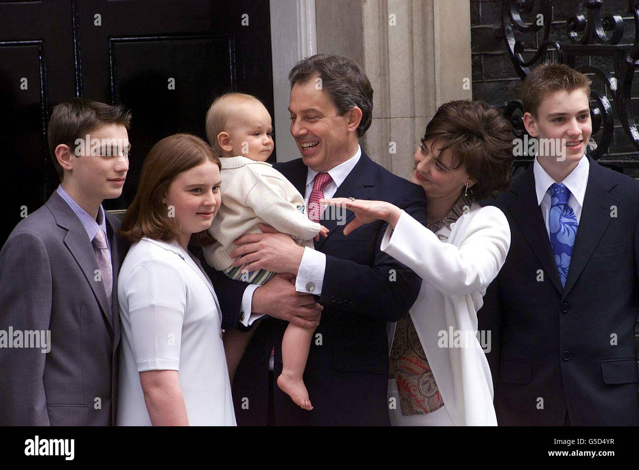 Il primo ministro Tony Blair pone con il suo figlio più giovane Leo, la moglie Cherie e i figli (L-R) Nicholas, Kathryn ed Euan sui gradini della sua residenza ufficiale 10 Downing Street, Londra, dopo aver vinto l'elezione generale e una seconda vittoria storica della frana laburista. Foto Stock