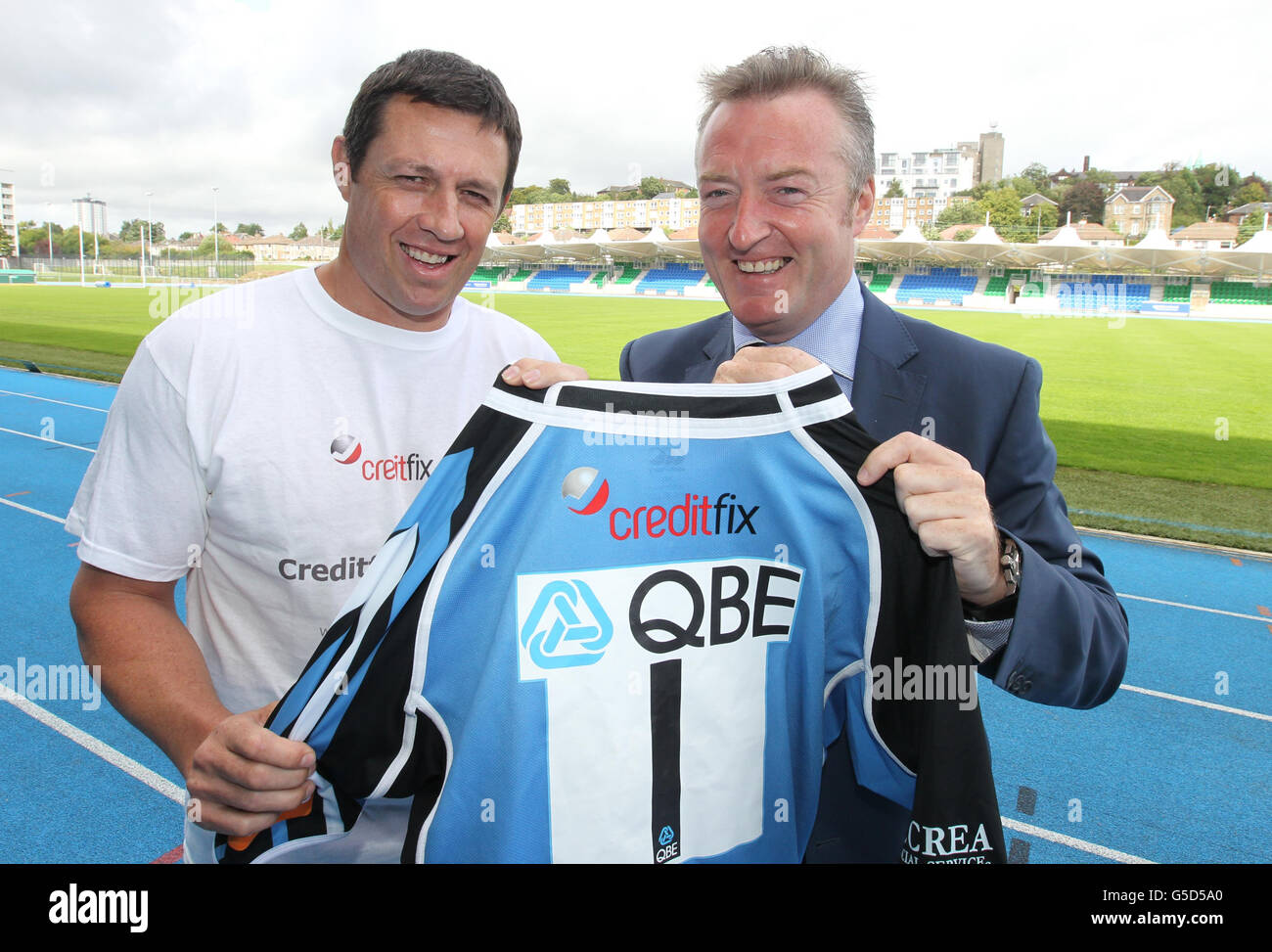 Glasgow Warriors nuovo allenatore di difesa Matt Taylor (a sinistra) con Pearse Flynn, Chief Executive di Credit Fix durante l'annuncio della sponsorizzazione allo Scotstoun Stadium, Glasgow. Foto Stock
