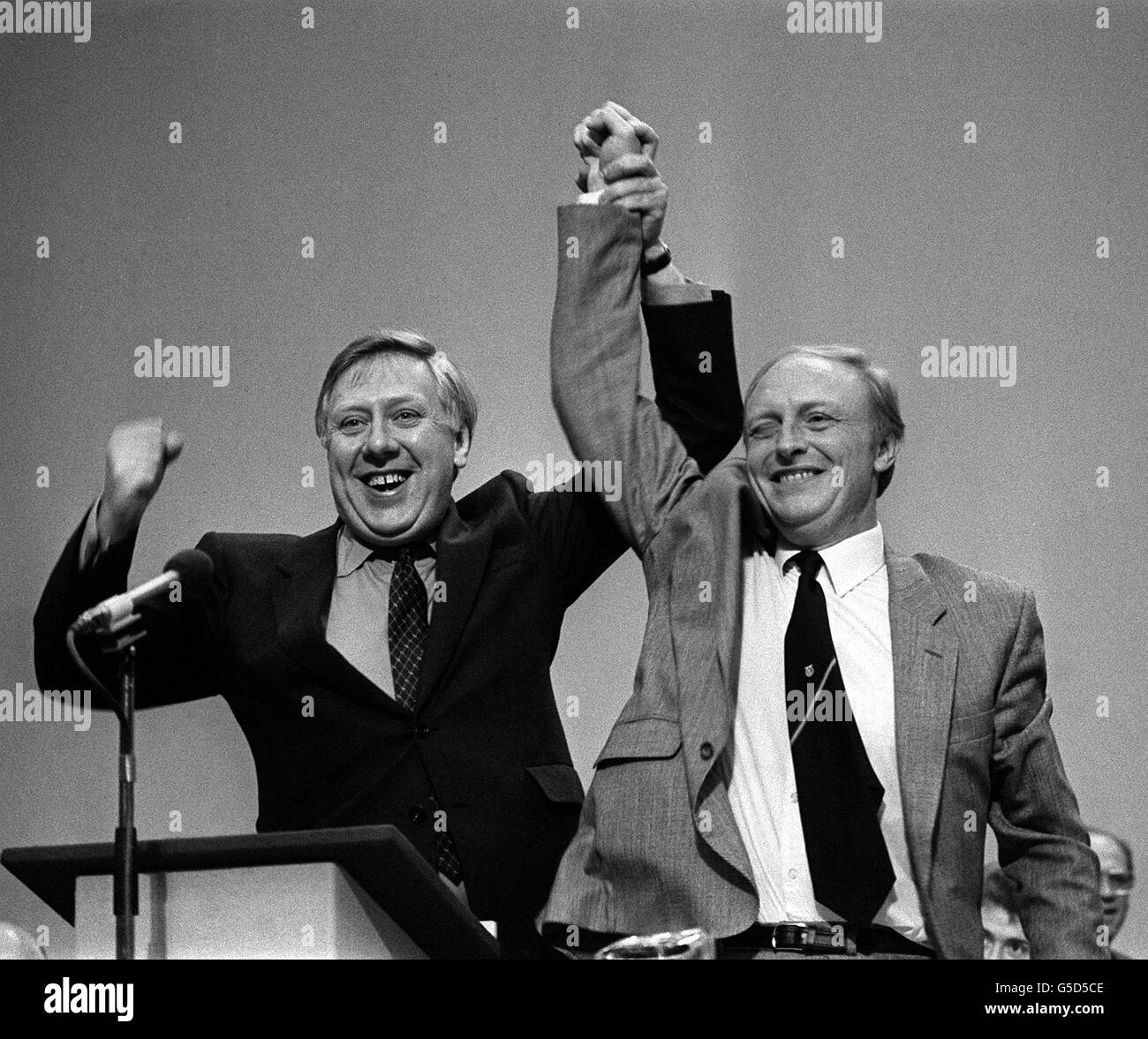 02/10/1983 - in questa giornata di storia - Neil Kinnock diventa leader del partito laburista Neil Kinnock (destra), neo eletto leader del partito laburista, e il vice leader Roy Hattersley condividono il loro trionfo del "biglietto di ritorno" a Brighton, durante la Conferenza del Partito laburista del 1983. Foto Stock