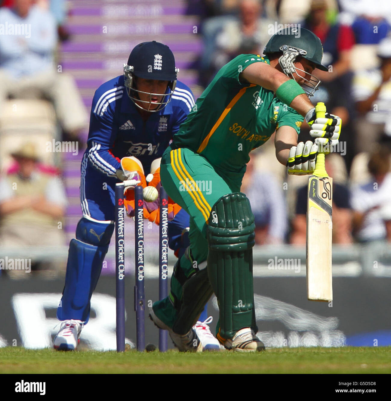 Cricket - seconda Natwest un giorno Internazionale - Inghilterra / Sud Africa - The Ageas Bowl. Dean Elgar del Sudafrica è stato bowled da Graeme Swann dell'Inghilterra durante il secondo incontro internazionale di un giorno all'Ageas Bowl di Southampton Foto Stock