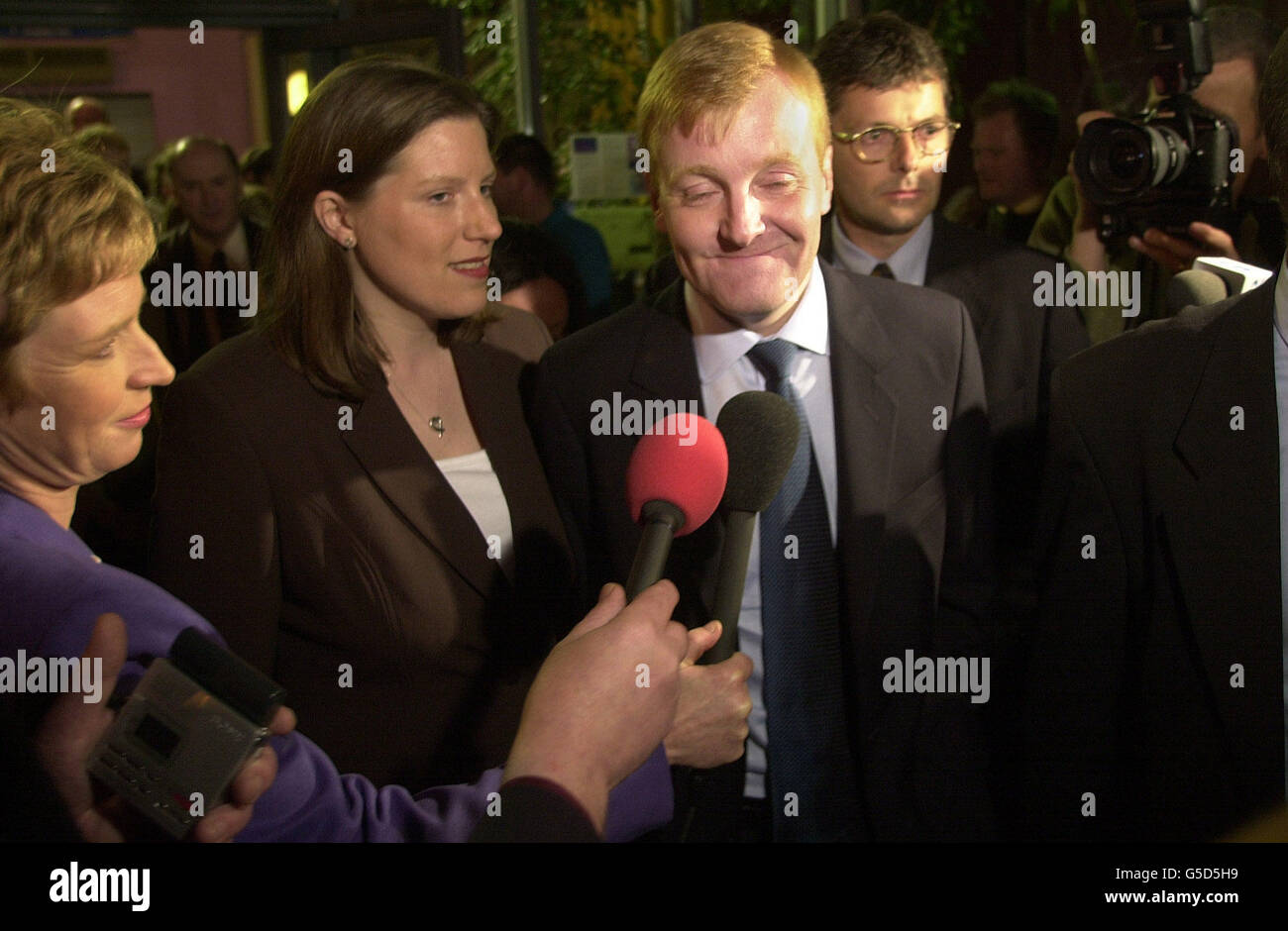 Il leader liberaldemocratico Charles Kennedy, accompagnato dalla sua fidanzata Sarah Gurling, sembra contento di lasciare il conte a Dingwall dopo aver mantenuto la sua sede nella circoscrizione di Ross, Skye e Inverness West, Scozia. Foto Stock